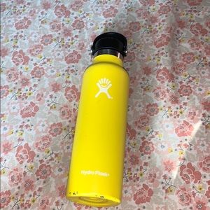 Bright yellow hydroflask 💛💦